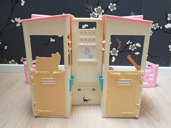 Charmig Barbie häst stall