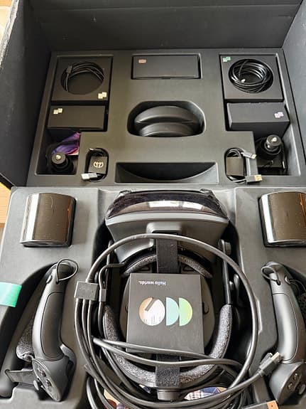 Valve Index VR-headset med kontroller och basstationer