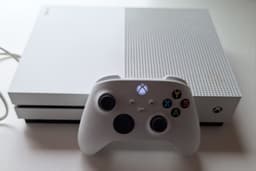 Microsoft Xbox One S spelkonsol vit med handkontroll