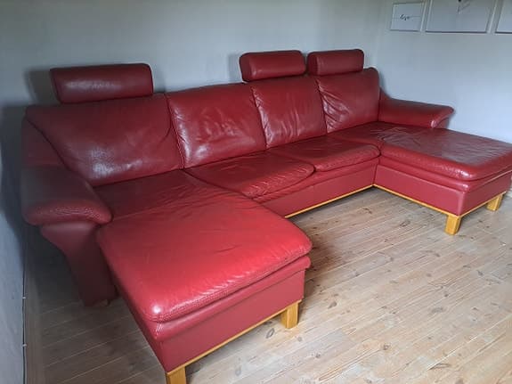 Röd divansoffa i skinn