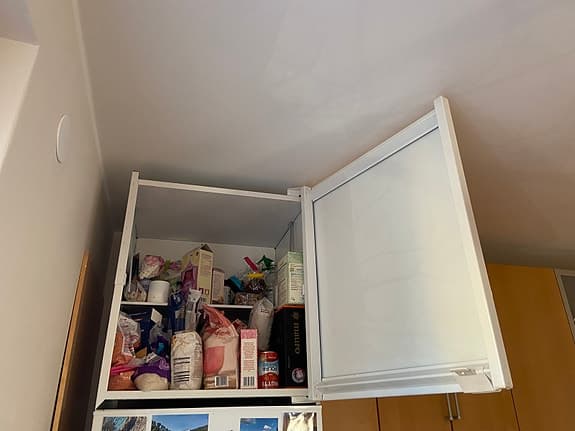 Vit metall överskåp