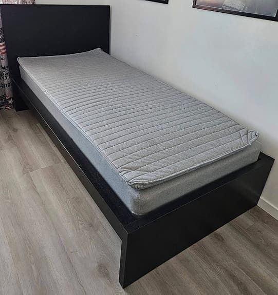 IKEA säng med madrass enkel grå