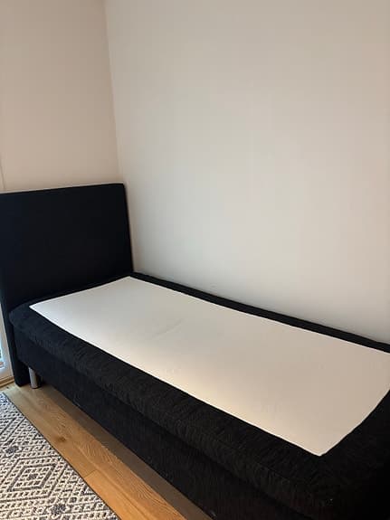 Mio säng med gavlar svart