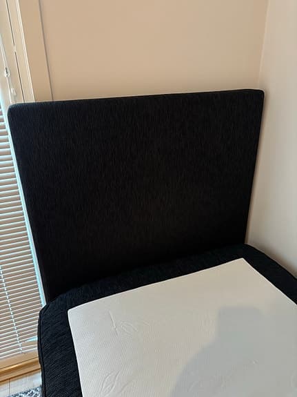 Mio säng med gavlar svart