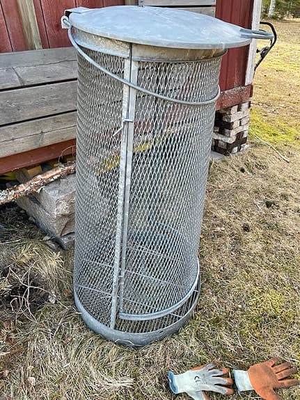 Komposttunna, soptunna med lock och nätgaller. Galvaniserad = rostar inte!