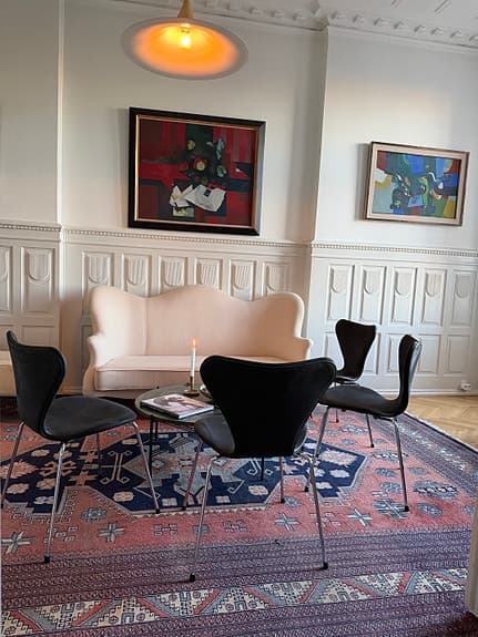 4 Fritz Hansen Arne Jacobsen stol, Svart.