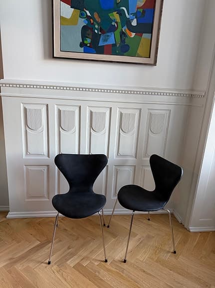 4 Fritz Hansen Arne Jacobsen stol, Svart.