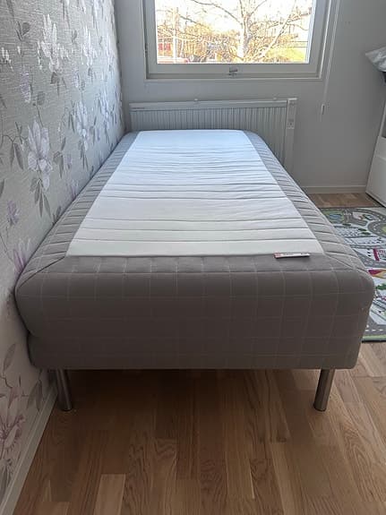 IKEA säng grå