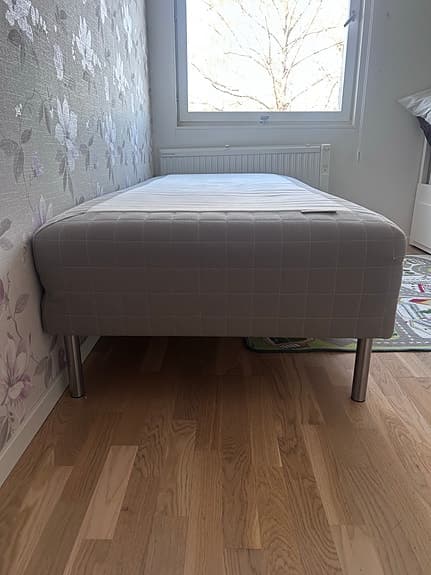 IKEA säng grå