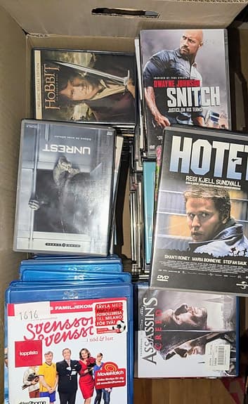 Flyttkartong med Dvd och bluray filmer ca 200 st.