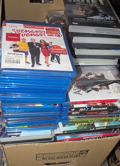 Flyttkartong med Dvd och bluray filmer ca 200 st.