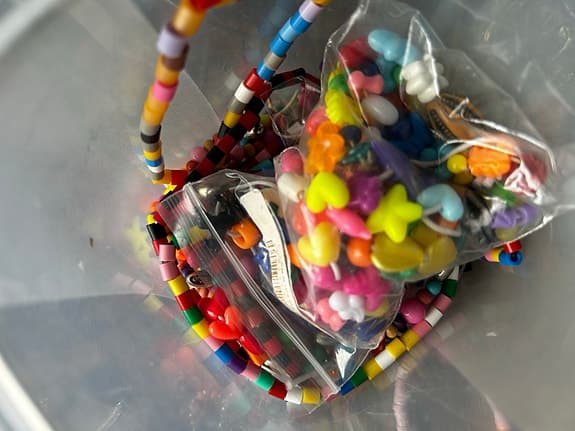 Blandade halsband och pärlor flerfärgad plast
