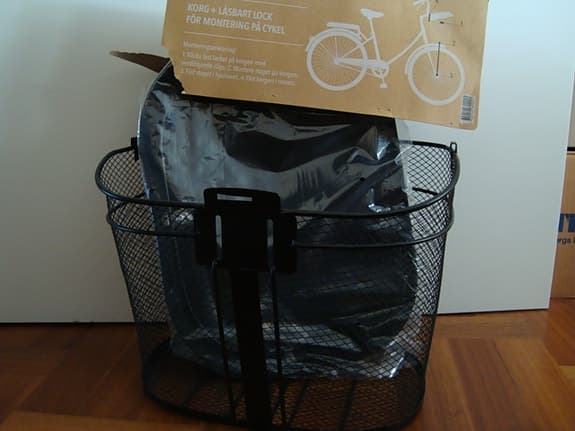 Korg med låsbart lock för cykel
