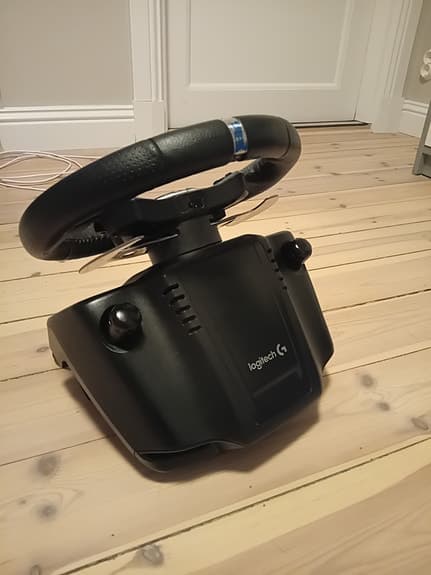 logitech spelratt med pedaler, målad logga