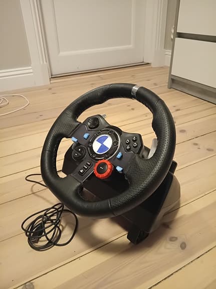 logitech spelratt med pedaler, målad logga