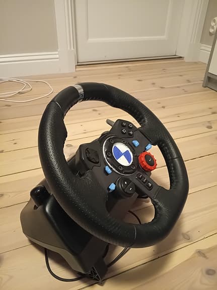 logitech spelratt med pedaler, målad logga