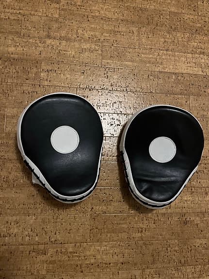 Fighter fokuspads mittsar svart/vit