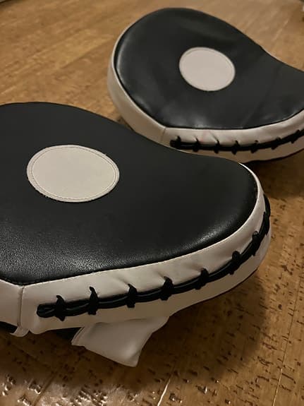 Fighter fokuspads mittsar svart/vit