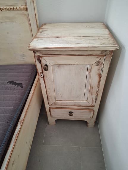 Gammeldags Svensk Tillverkad Säng i Massiv trä med Lyx Bädd och sidobord