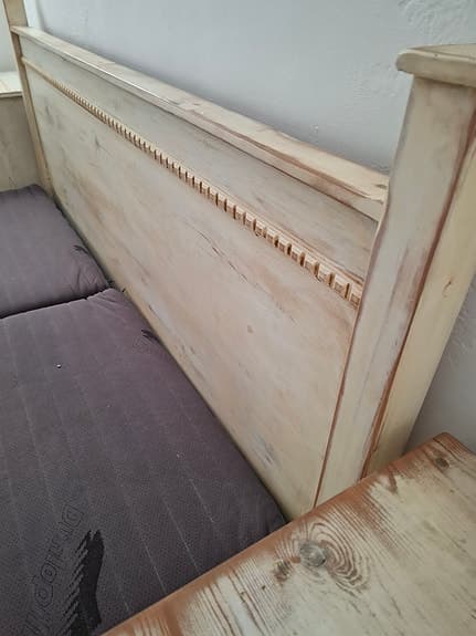 Gammeldags Svensk Tillverkad Säng i Massiv trä med Lyx Bädd och sidobord