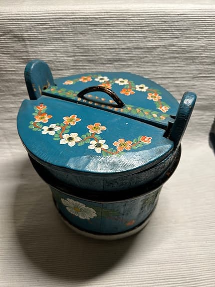 Blåmålad laggkärl med blomstermotiv och lock. Allmoge 1900-tal