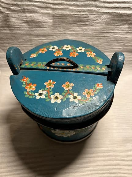 Blåmålad laggkärl med blomstermotiv och lock. Allmoge 1900-tal