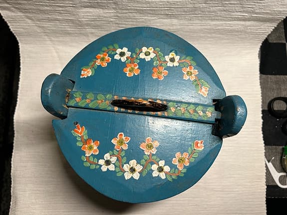 Blåmålad laggkärl med blomstermotiv och lock. Allmoge 1900-tal