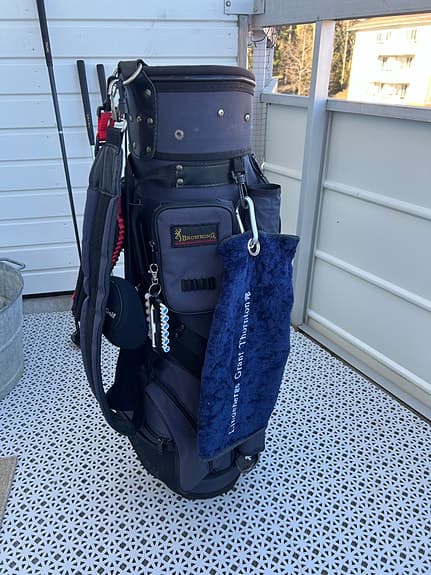 Golfbag med klubbor blå