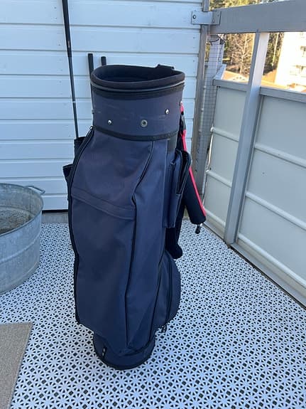 Golfbag med klubbor blå