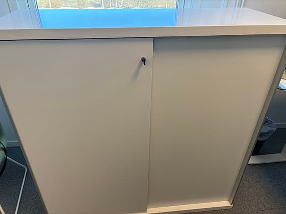 Skåp med skjutdörrar vitt
