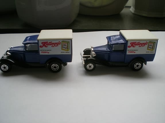 2 Matchbox modellbilar Kellogg’s lastbil blå vit A  Ford 1979