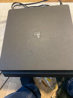 PlayStation 4 Slim 500GB med 1 handkontroll & kablar