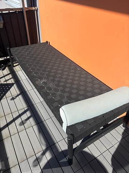 Solsäng med vävd sits svart