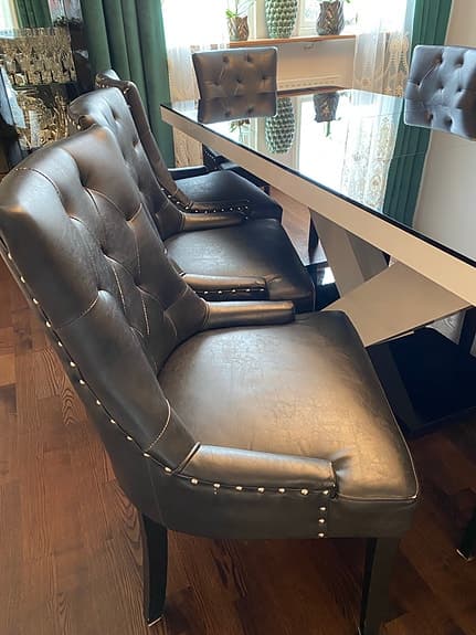 ✨ Säljes: Elegant matgrupp med 8 stolar + utdragbart bord ✨