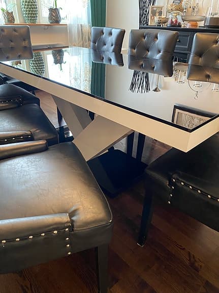 ✨ Säljes: Elegant matgrupp med 8 stolar + utdragbart bord ✨