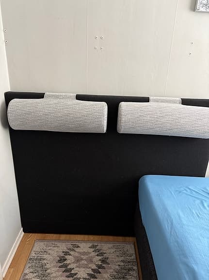 Jysk sänggavel svart med grå nackkuddar