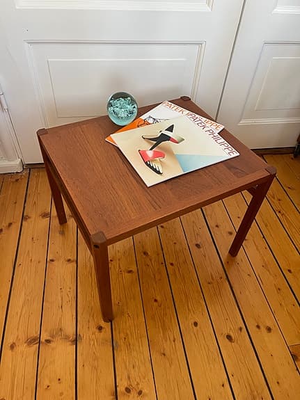 Nyrenoverad sidobord i teak