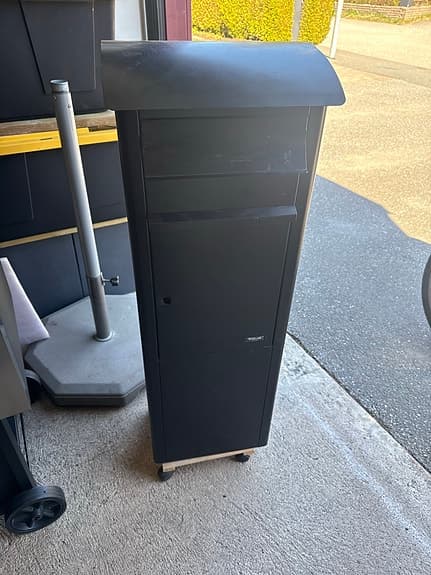 BERGLUND brevlåda stående svart
