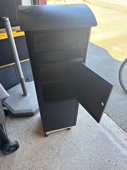 BERGLUND brevlåda stående svart