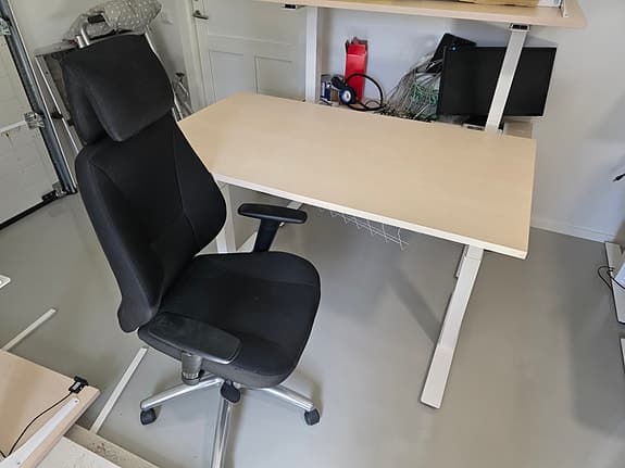 Kontorsstol och elektriskt höj/sänkbart skrivbord