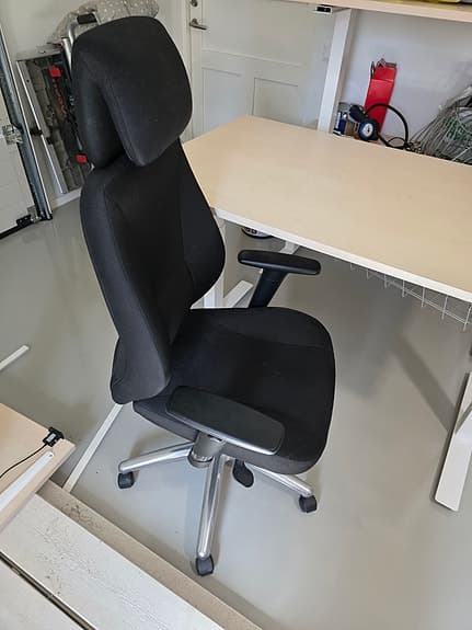 Kontorsstol och elektriskt höj/sänkbart skrivbord