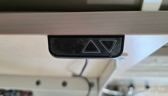 Kontorsstol och elektriskt höj/sänkbart skrivbord