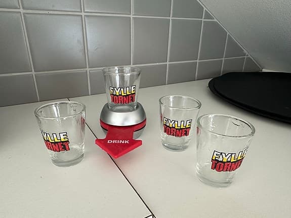Fylletornet drickspel med fyra shotglas i glas