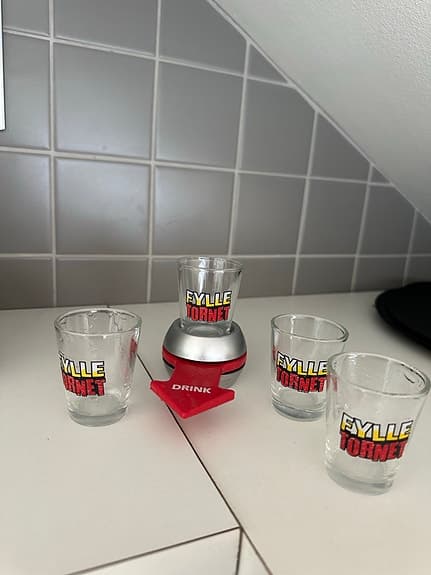 Fylletornet drickspel med fyra shotglas i glas