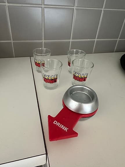 Fylletornet drickspel med fyra shotglas i glas