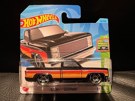 Hot Wheels ’83 Chevy Silverado leksaksbil svart flerfärgad