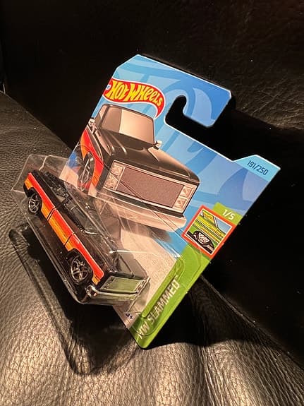 Hot Wheels ’83 Chevy Silverado leksaksbil svart flerfärgad