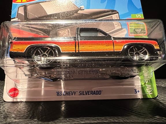 Hot Wheels ’83 Chevy Silverado leksaksbil svart flerfärgad