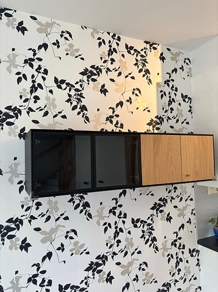 IKEA BOASTAD Vägghylla/vitrinskåp, svart/ekfaner