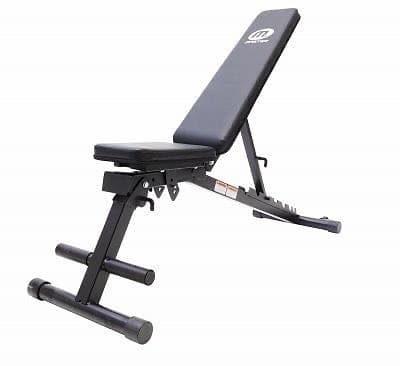 Träningsbänk och justerbara hantlar med ställ